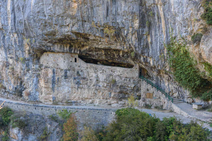 Huesca - parque nacional de Ordesa y Monte Perdido - valle de Añisclo 37 - cañon de Añisclo - ermita de San Úrbez.jpg